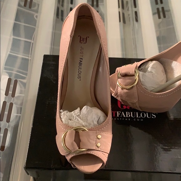 Super cute never worn heels - Picture 4 of 5